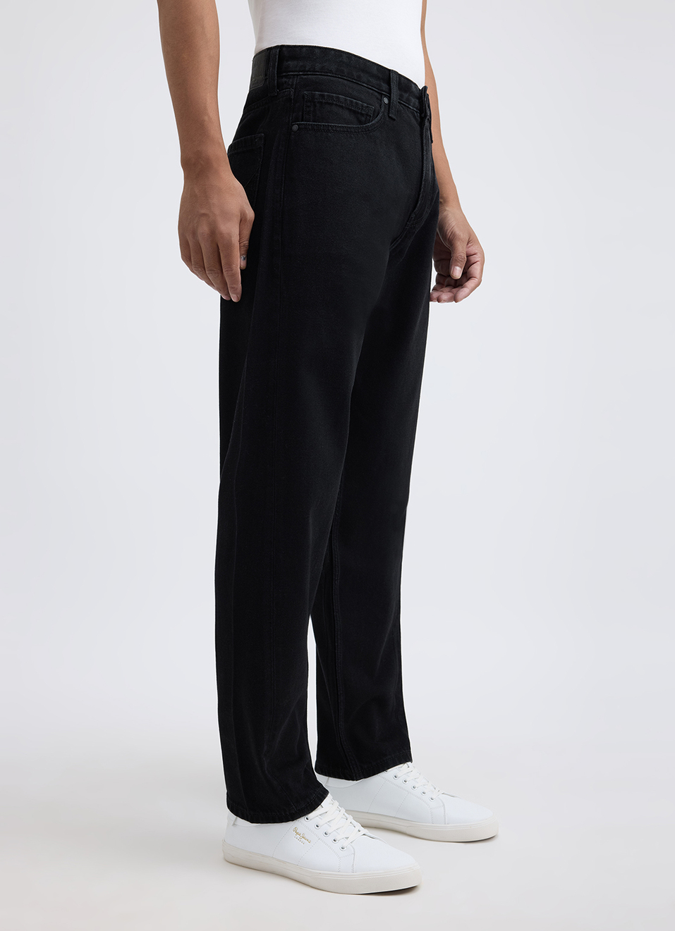 Men Black Relaxed Barrel Fit Mid Rise Jeans, , large image number 4