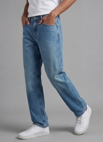 Men Blue Relaxed Barrel Fit Mid Rise Jeans 