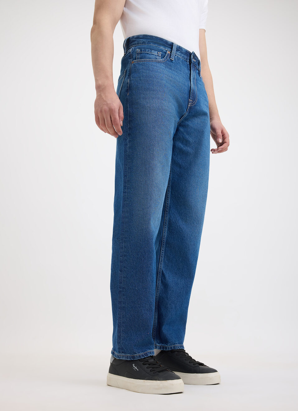 Men Blue Relaxed Barrel Fit Mid Rise Jeans , , large image number 3