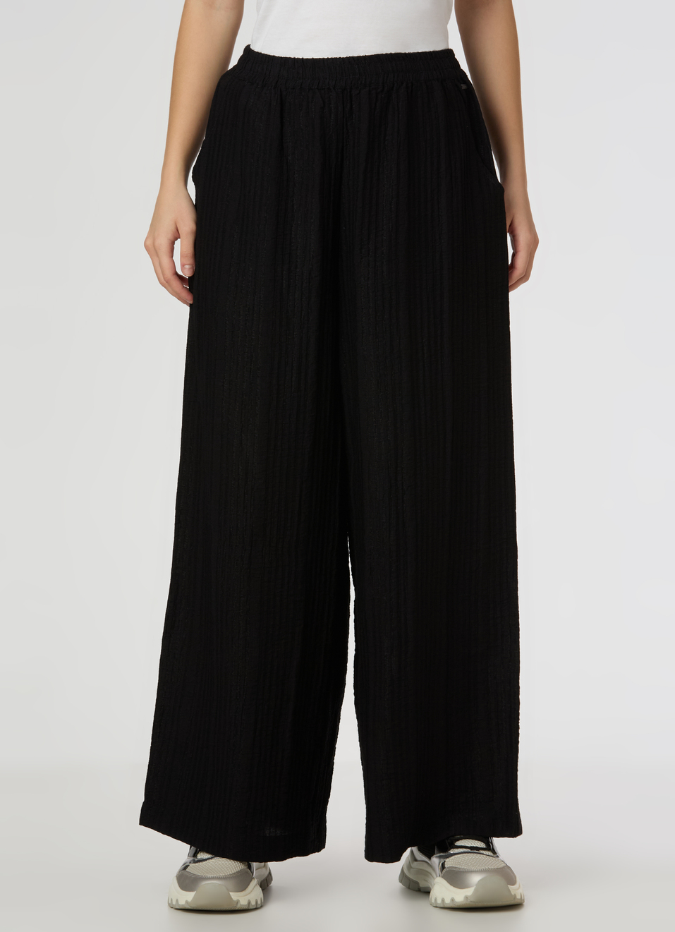 Women Black Mid Rise Wide Leg Textured Pant, , large image number 1