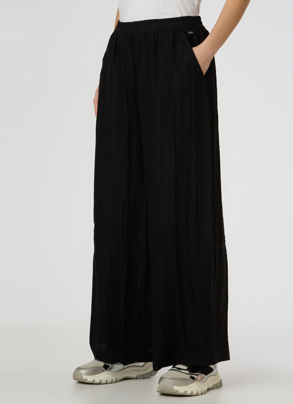 Women Black Mid Rise Wide Leg Textured Pant, , large image number 3