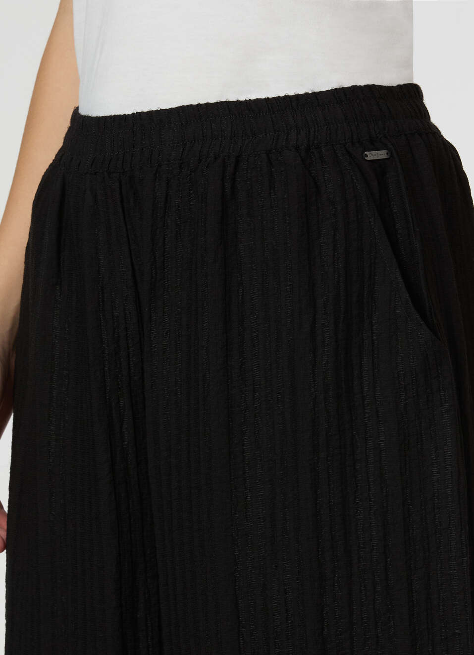 Women Black Mid Rise Wide Leg Textured Pant, , large image number 4