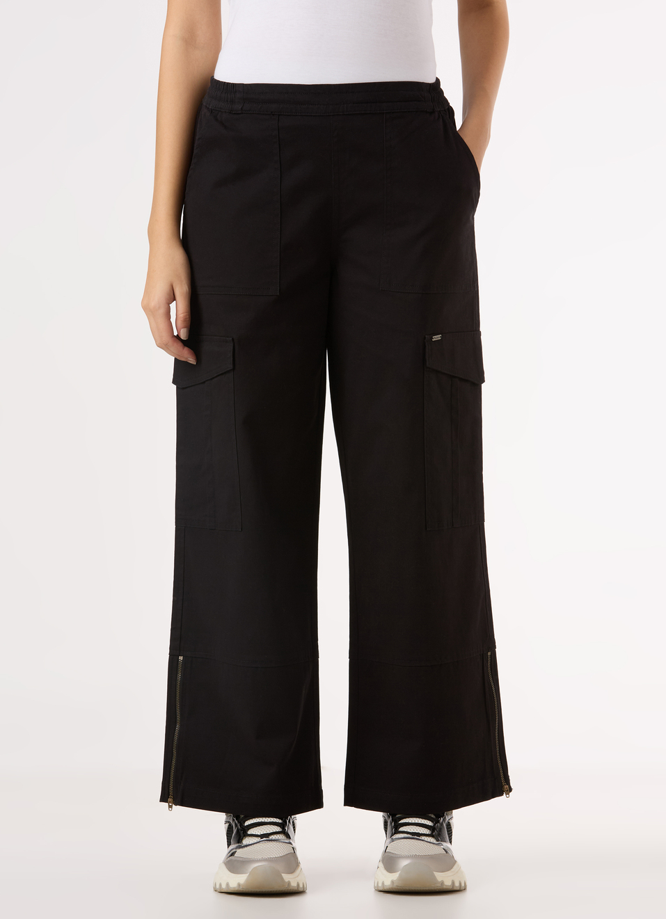 Women Black Cargo Pants Straight Fit With Zip Hem, , large image number 1
