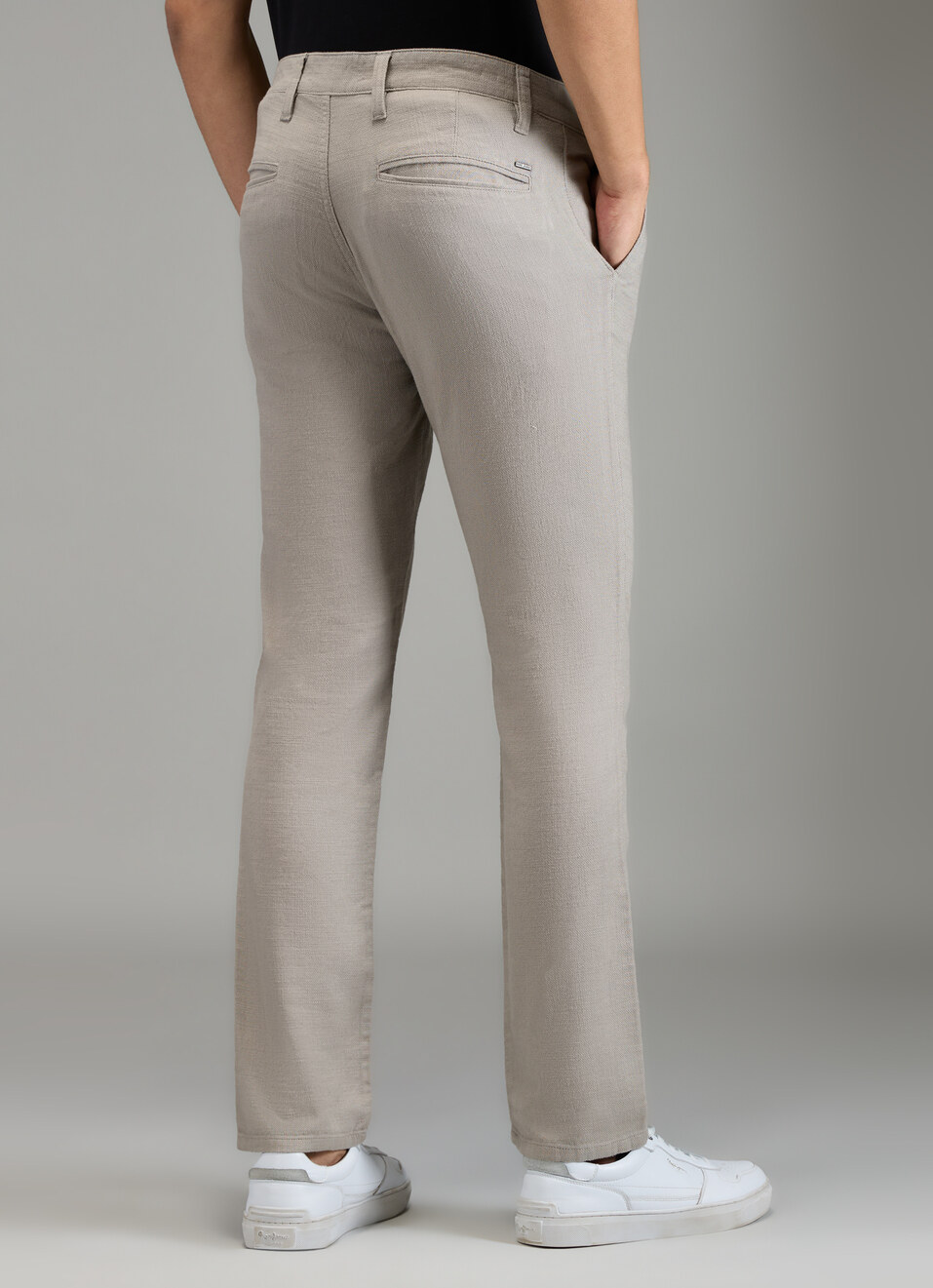 Men Grey Mid Rise Chinos Pants image number 2