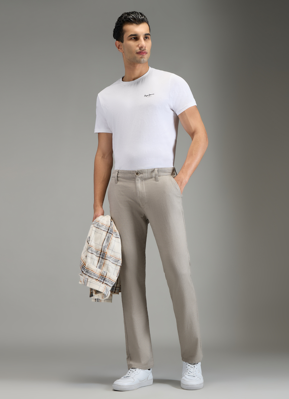 Men Grey Mid Rise Chinos Pants image number 0