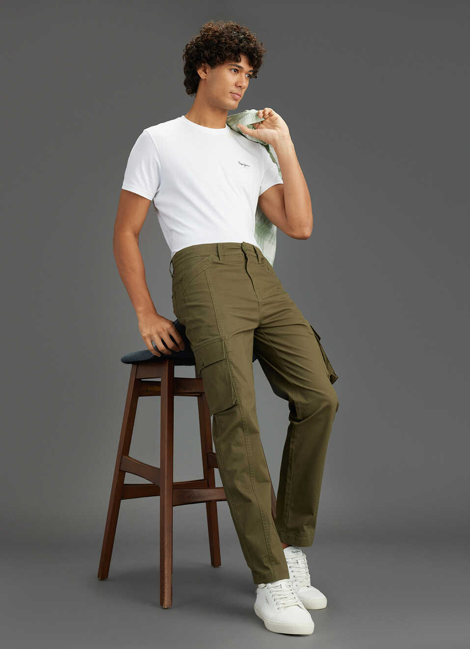 Men Olive Green Mid Rise Straight Fit Cargo Pants, , large image number 1