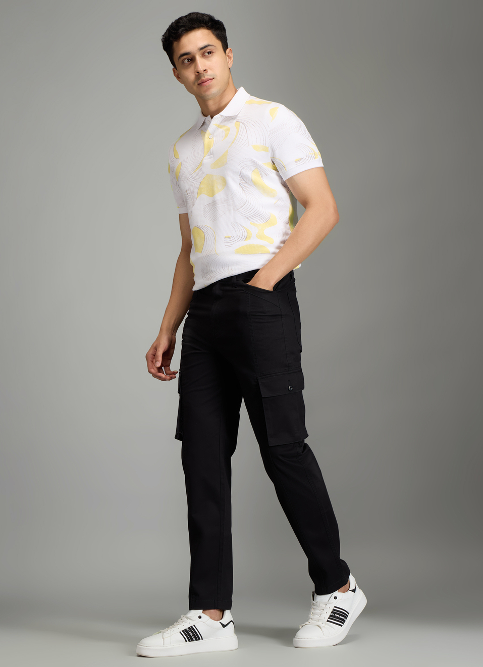 Men Black Solid Straight Fit Mid Rise Cargo Pants, , large image number 1