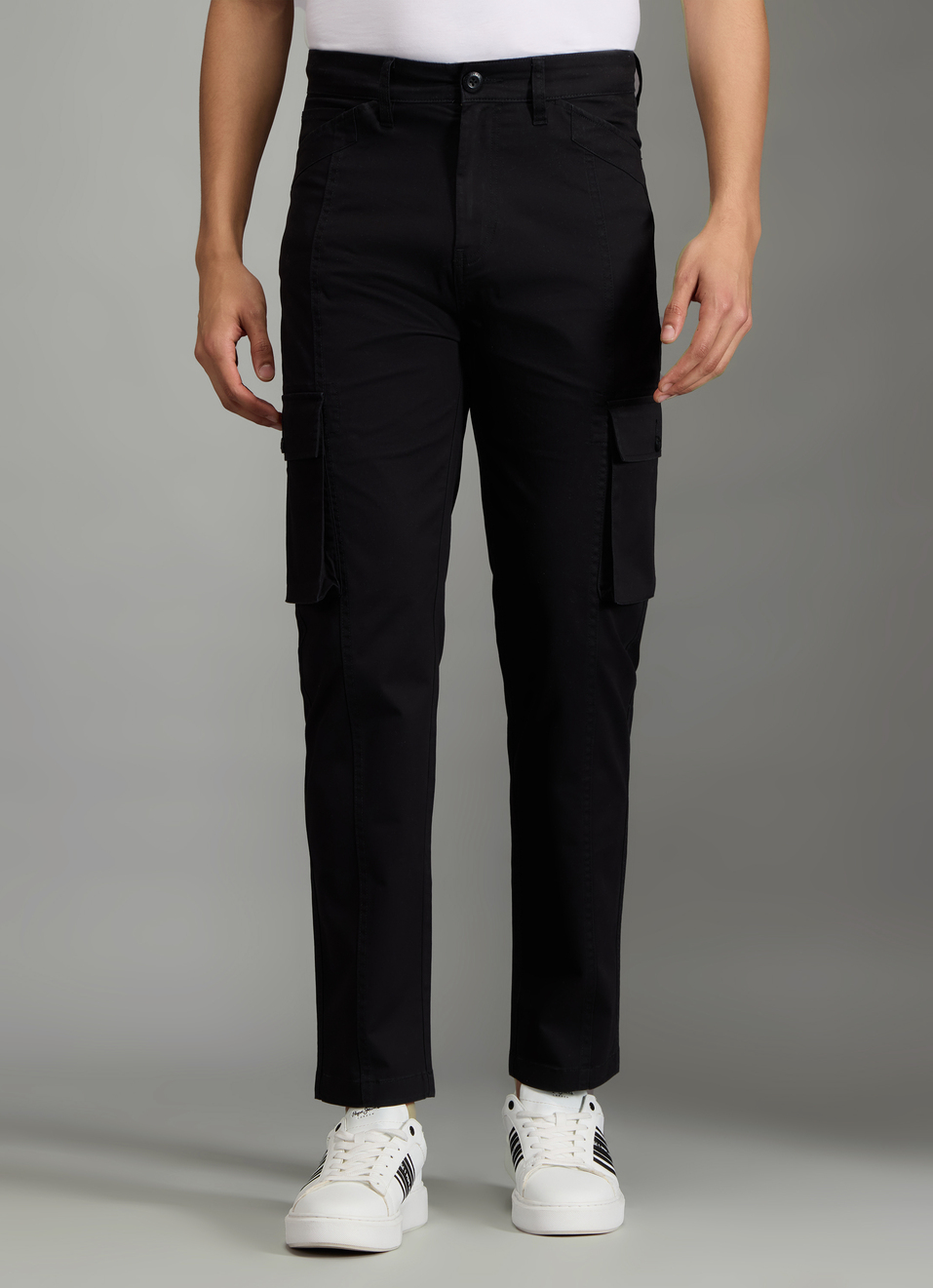 Men Black Solid Straight Fit Mid Rise Cargo Pants, , large image number 2