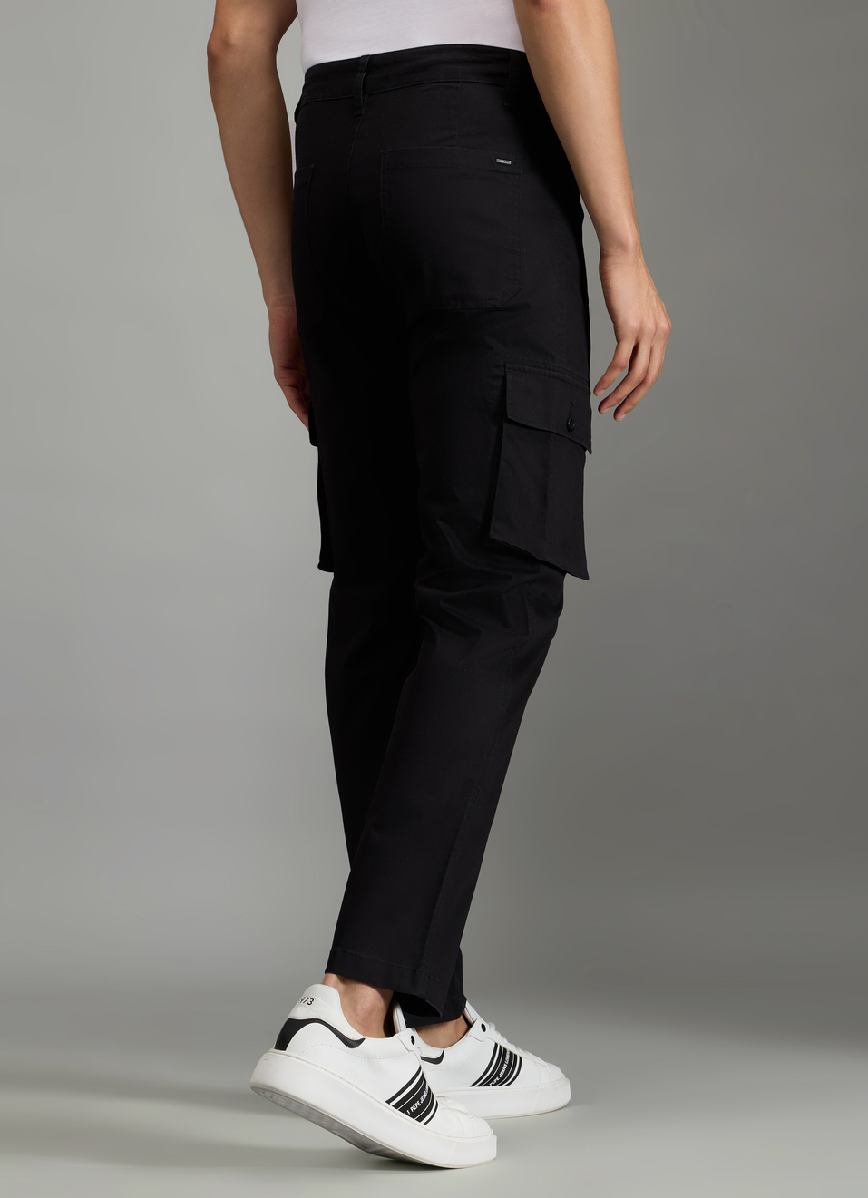Men Black Solid Straight Fit Mid Rise Cargo Pants, , large image number 3