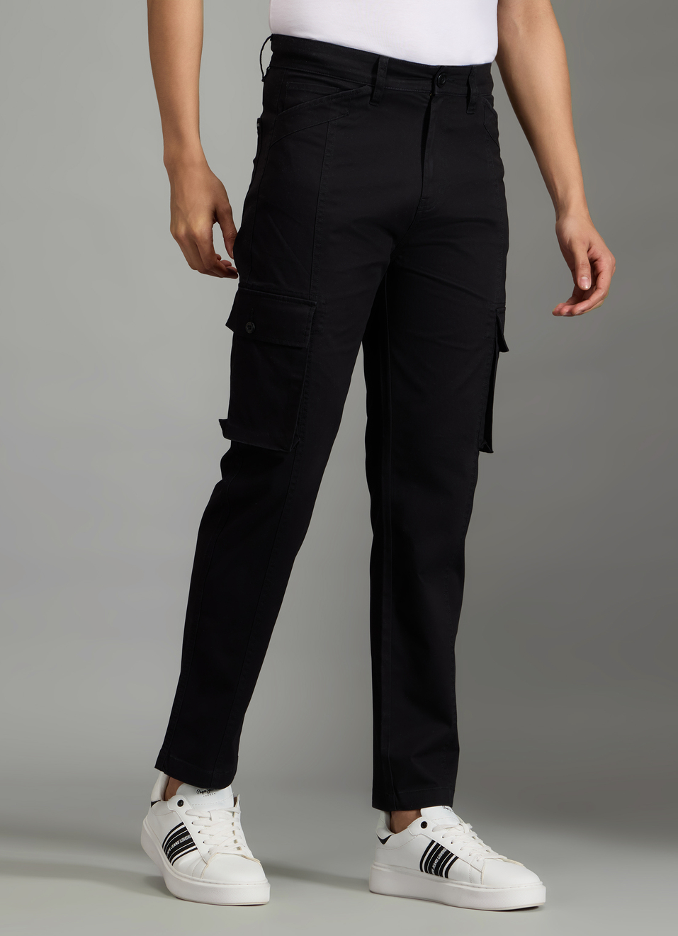 Men Black Solid Straight Fit Mid Rise Cargo Pants, , large image number 0