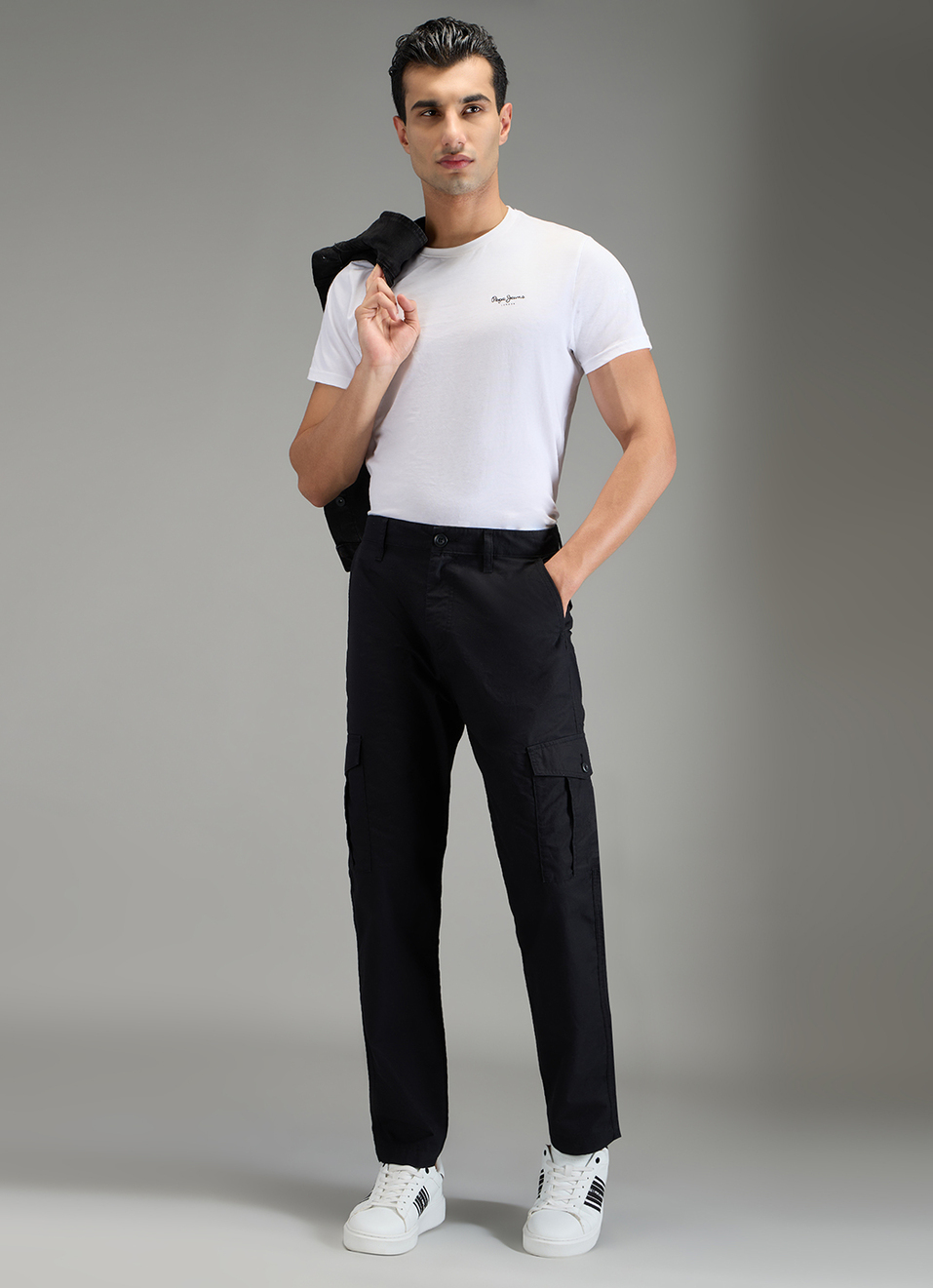 Men Black Mid Rise Straight Fit Cargo Pants, , large image number 1