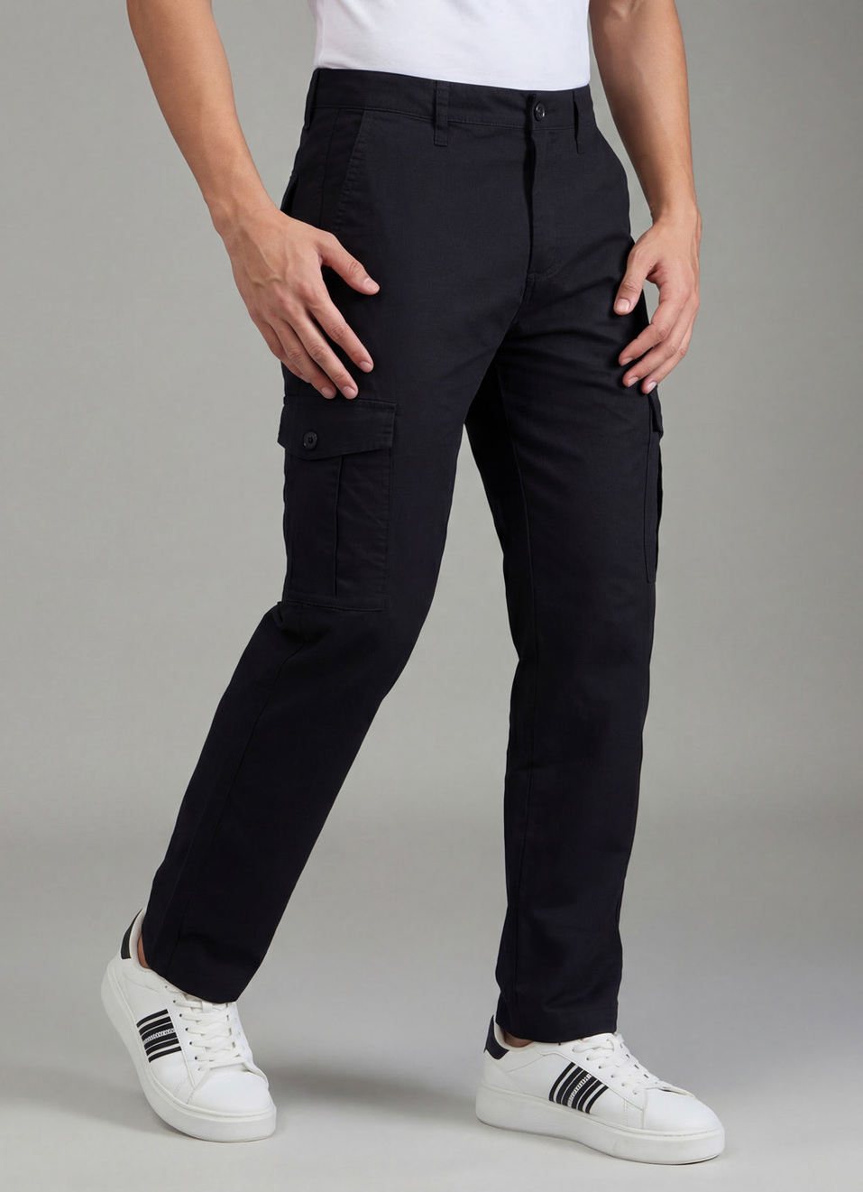 Men Black Mid Rise Straight Fit Cargo Pants, , large image number 0