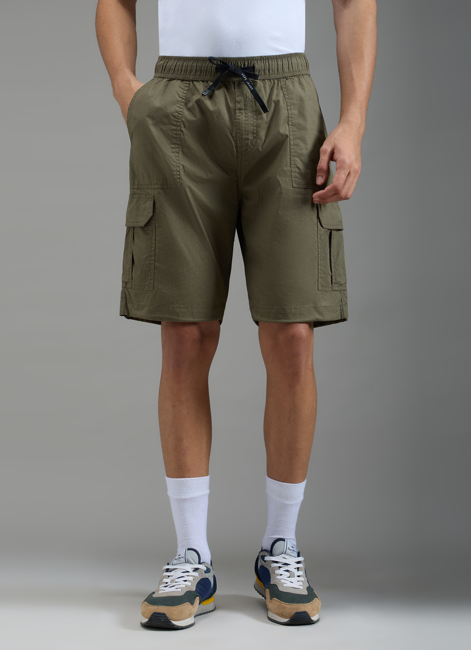 Men Olive Green Relaxed Fit Cargo Shorts, , large image number 1
