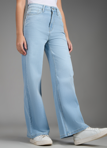 Women Blue Light Tinted Used Flared Fit High Rise Stretchable Jeans
