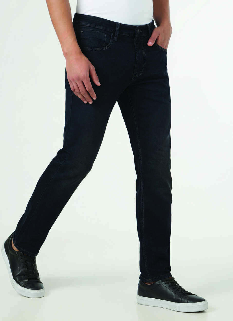Men Black Slim Fit Mid Rise Stretchable Jeans, , large image number 0