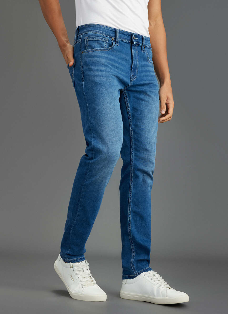 Men Blue Low Rise Tapered Fit Jeans, , large image number 0