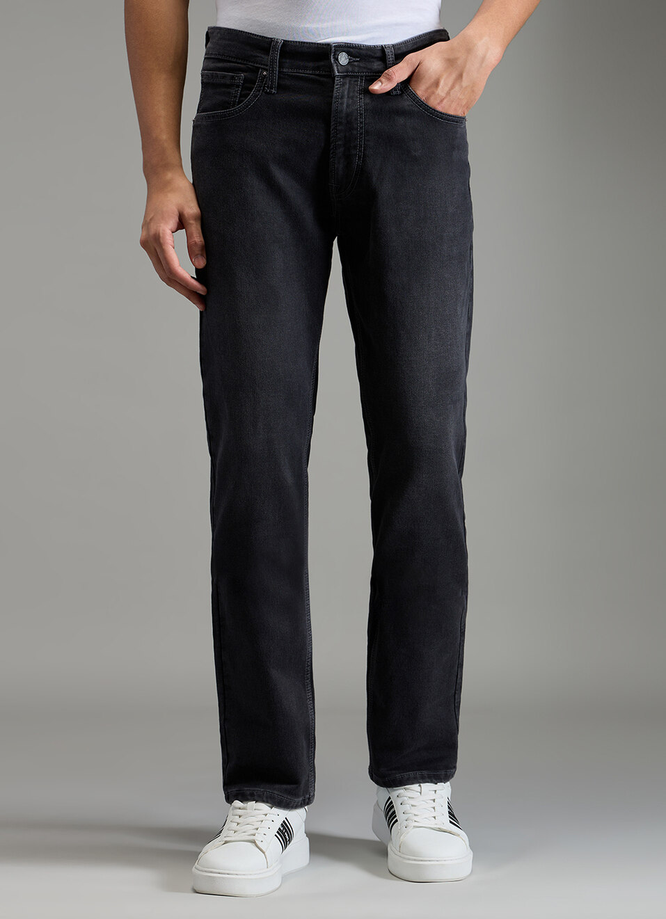 Men Black Mid Rise Straight Fit Stretchable Jeans image number 1