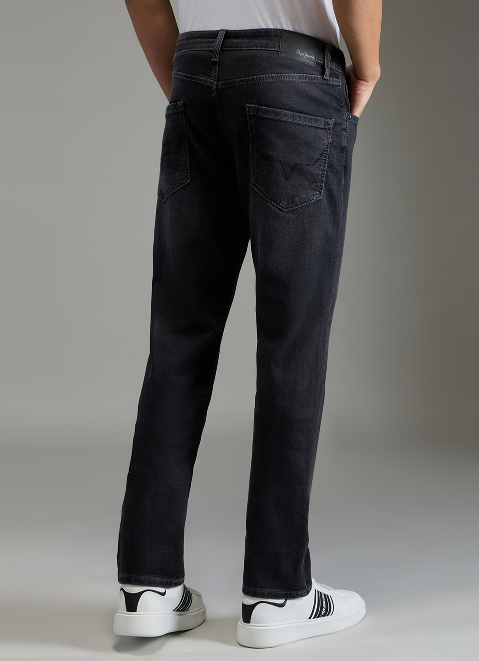 Men Black Mid Rise Straight Fit Stretchable Jeans image number 2
