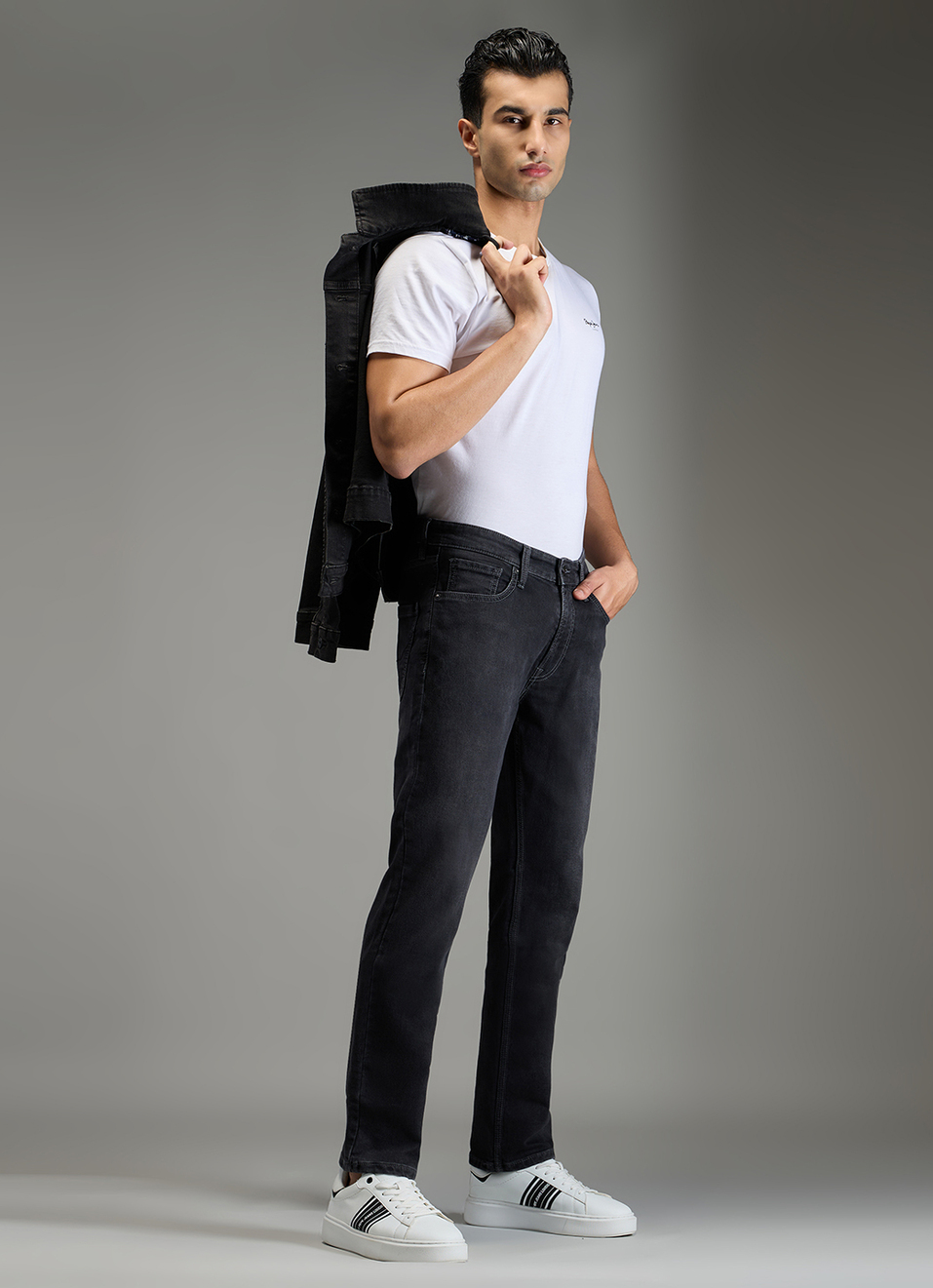 Men Black Mid Rise Straight Fit Stretchable Jeans image number 3