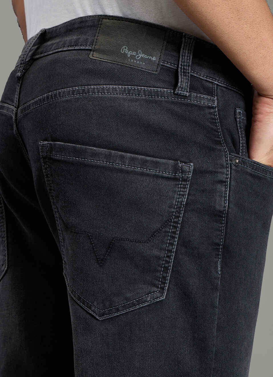 Men Black Mid Rise Straight Fit Stretchable Jeans image number 4