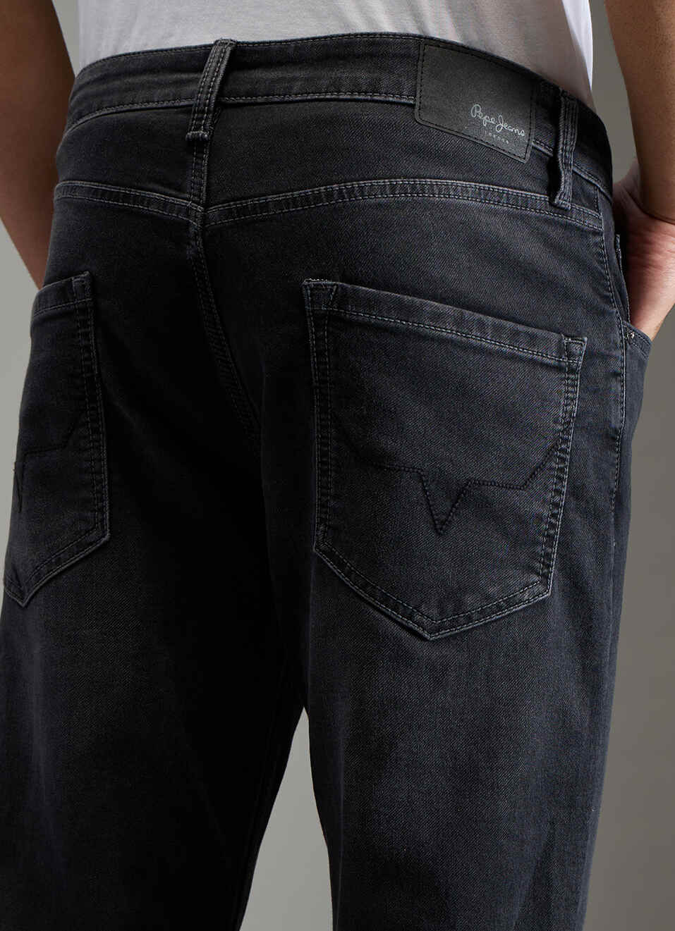 Men Black Mid Rise Straight Fit Stretchable Jeans image number 5