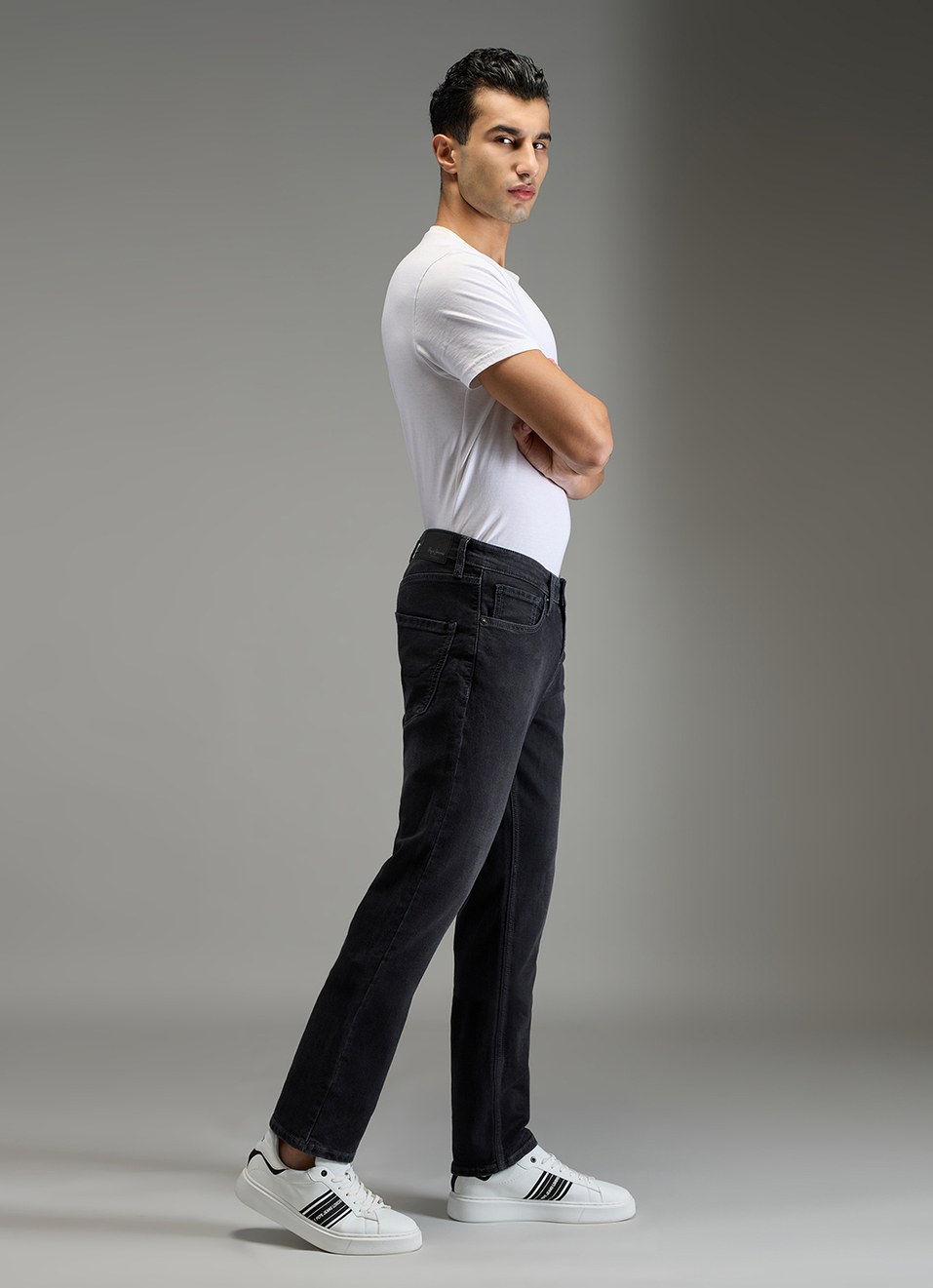 Men Black Mid Rise Straight Fit Stretchable Jeans image number 6