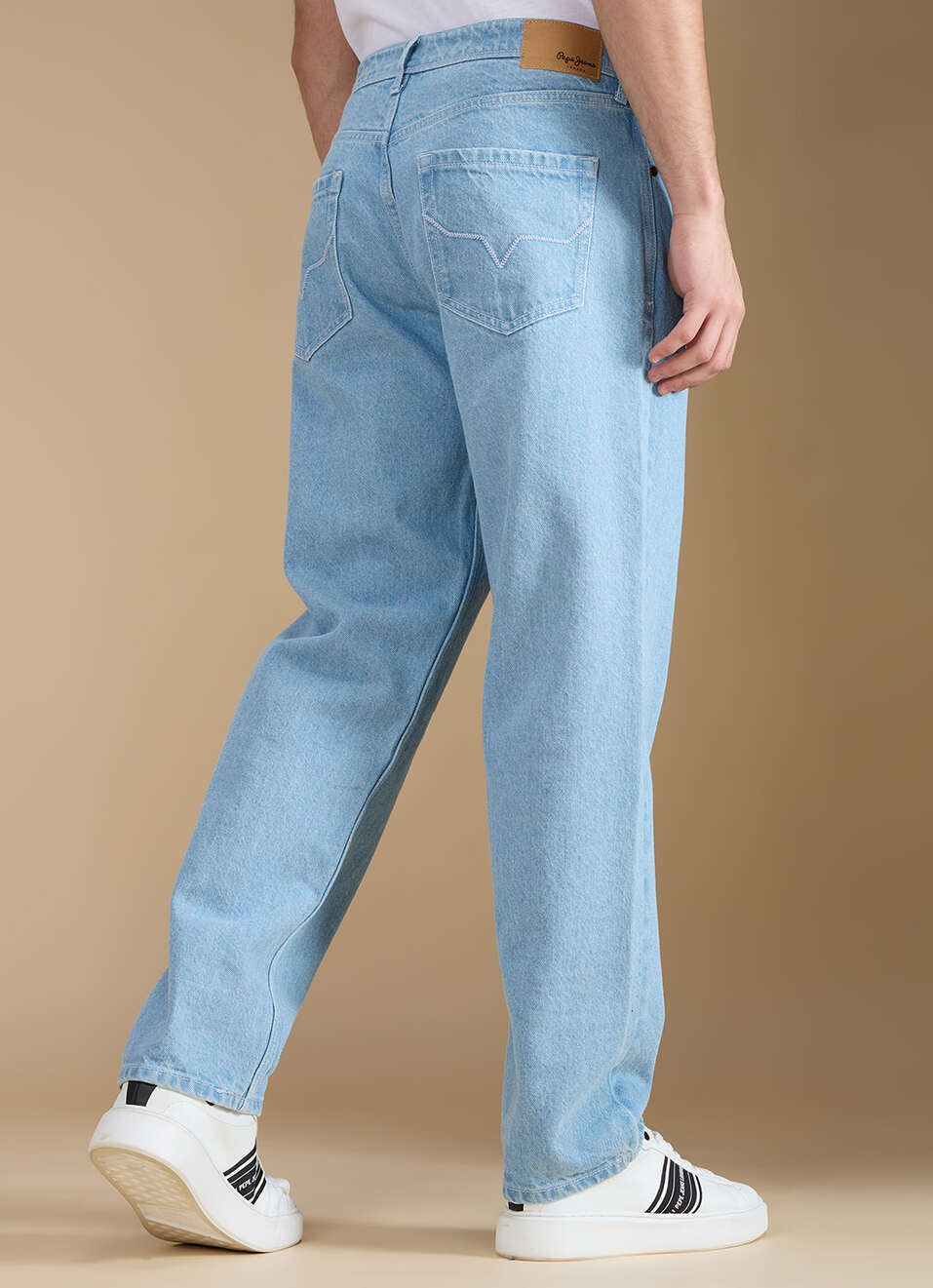 Men Light Blue Mid Rise Relaxed Fit Jeans, , large image number 2