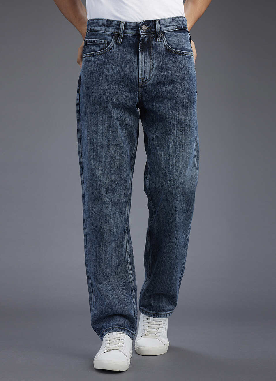 Men Blue Light Used Relaxed Fit Mid Rise Jeans, , large image number 2