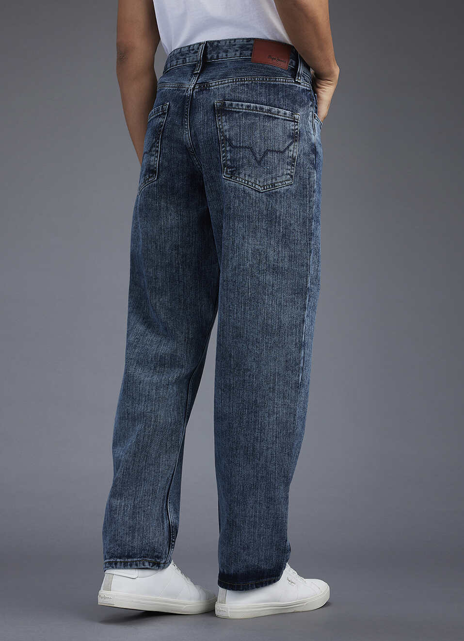 Men Blue Light Used Relaxed Fit Mid Rise Jeans, , large image number 3