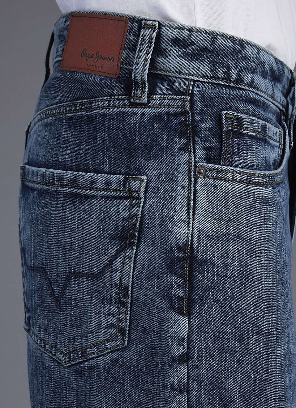 Men Blue Light Used Relaxed Fit Mid Rise Jeans, , large image number 4