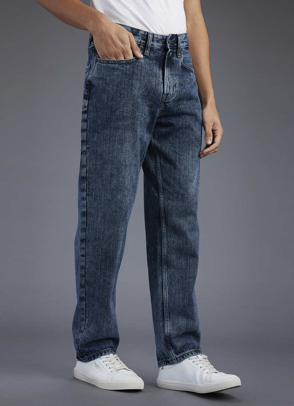 Men Blue Light Used Relaxed Fit Mid Rise Jeans, , large image number 0