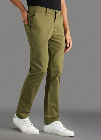 Men Green Solid Straight Fit Mid Rise Chinos