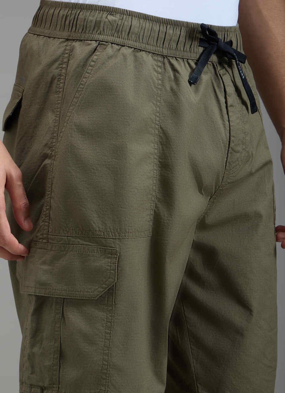 Men Olive Green Relaxed Fit Cargo Shorts, , large image number 4