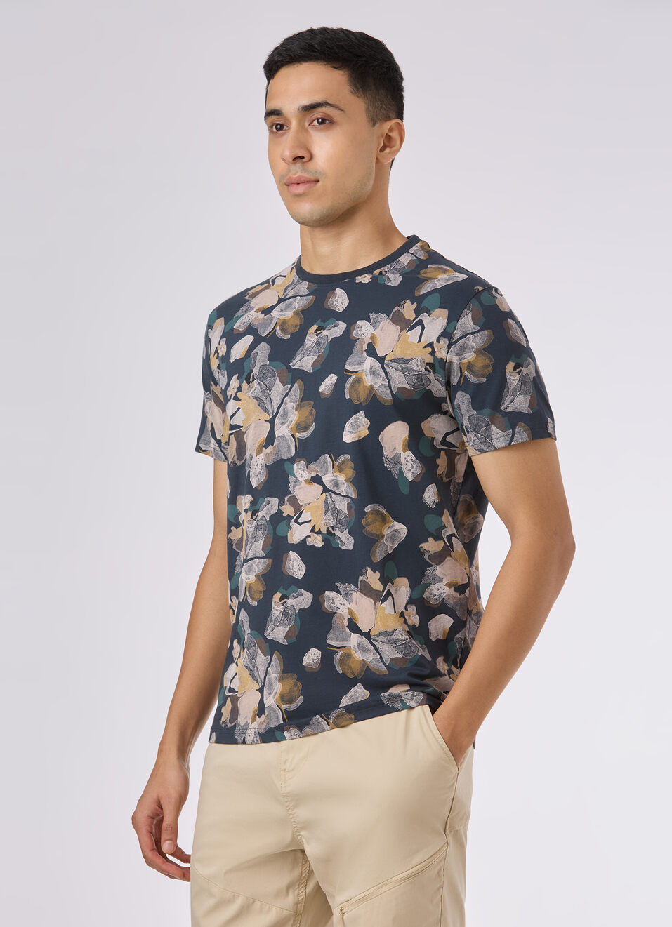 Men Black All Over Floral Print Crew Neck T-shirt, , large image number 3