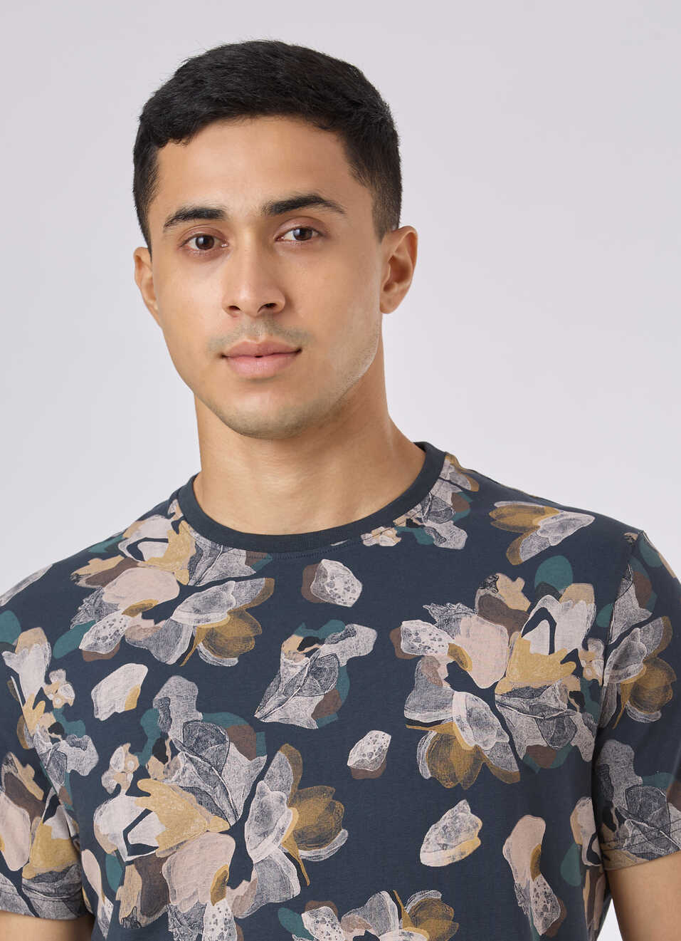 Men Black All Over Floral Print Crew Neck T-shirt, , large image number 4